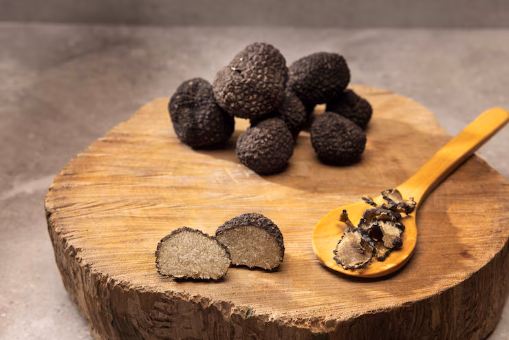 arrangiamento-di-tartufi-su-tavola-di-legno-natura-morta_23-2149548089